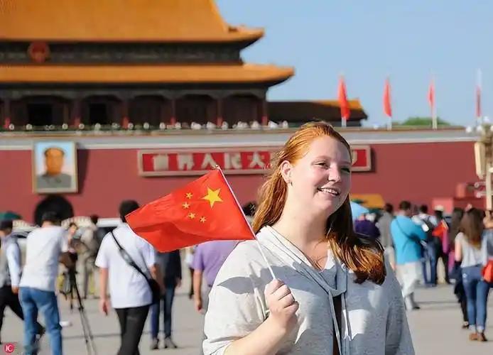 [月亮]太反常了，五一国外机场冷清到离谱，老外却扎堆来华，1127万人次见证中式