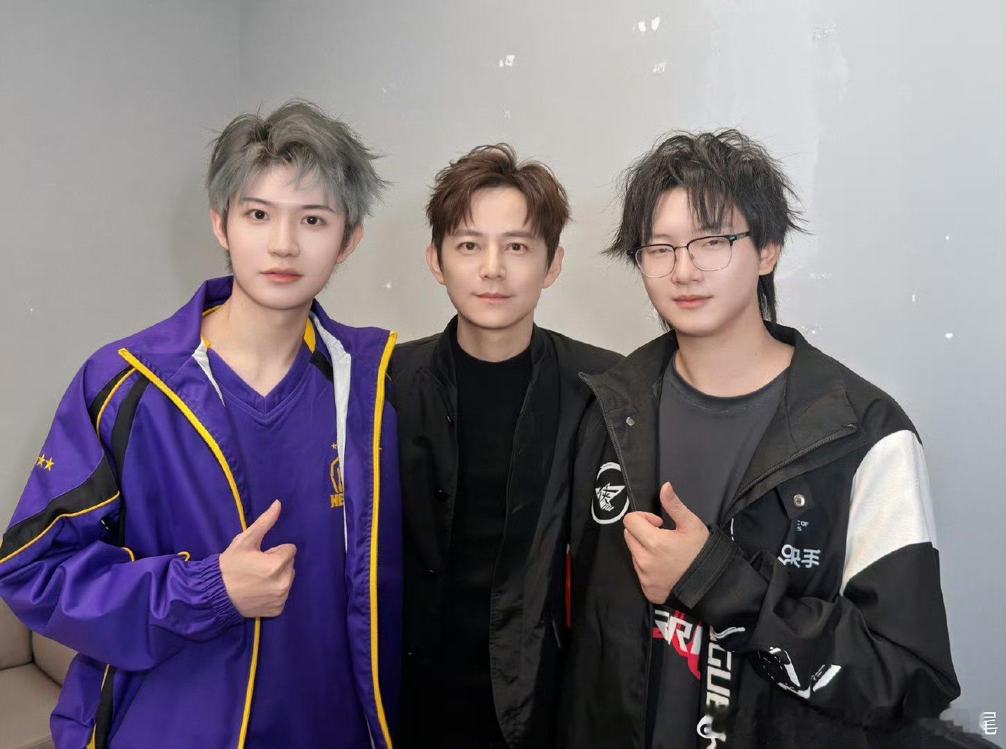 何老师九尾Fly合照九尾这个大眼萌牛瘦了好多啊！ ​​​