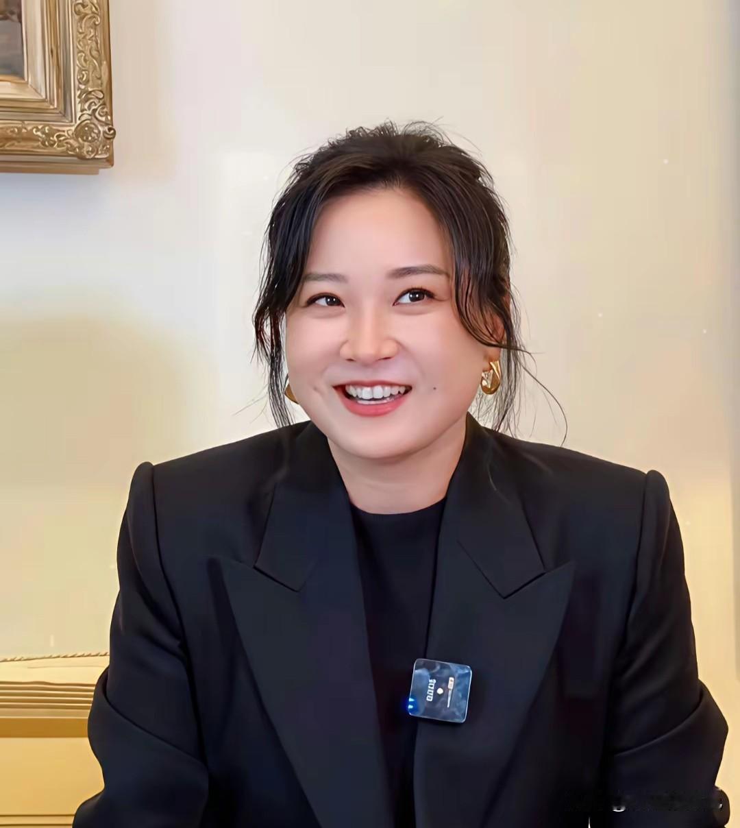 现在的贾玲满满的高级感。