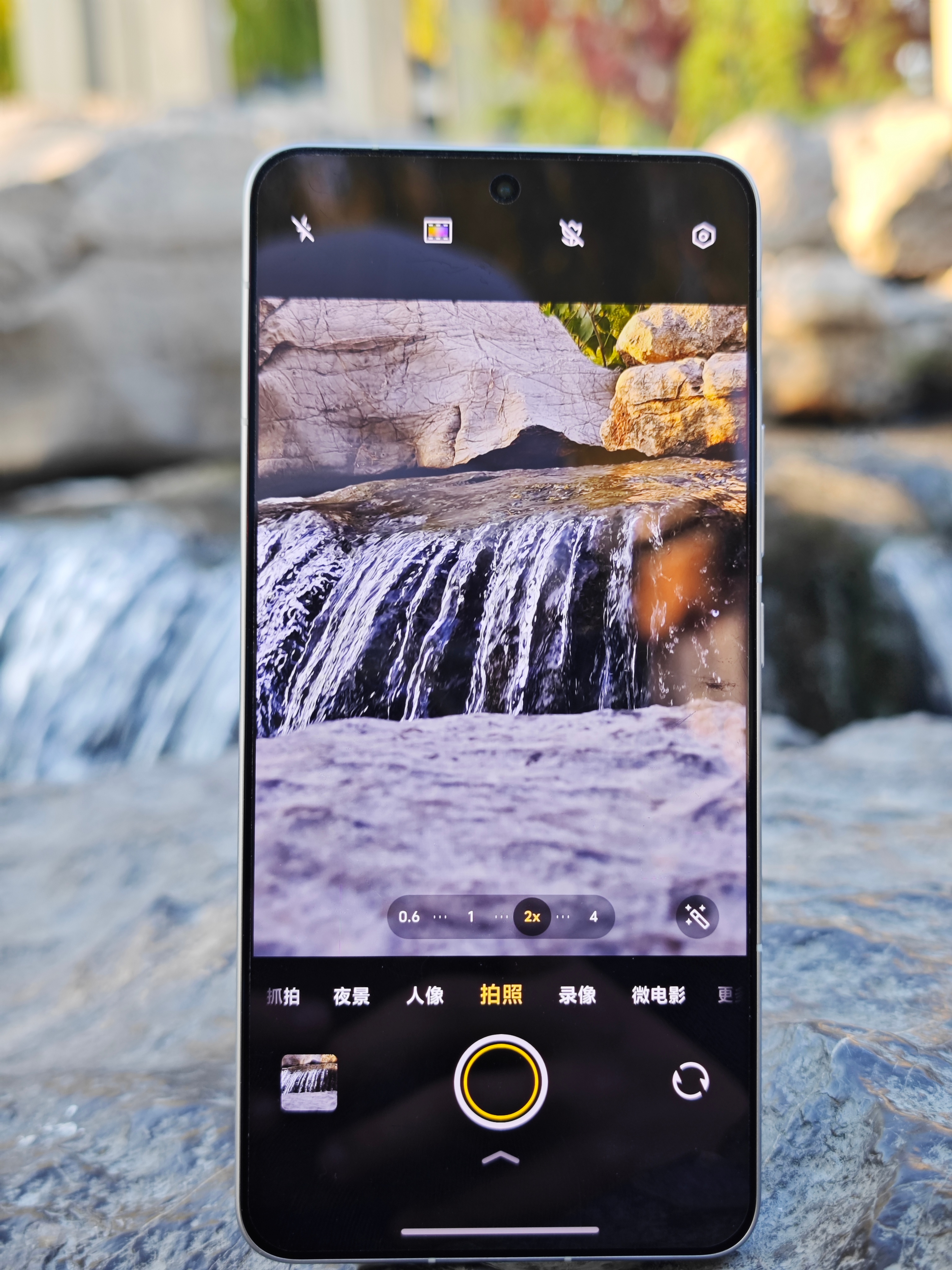 用 iQOO13 当主力机挺顺手～ 直屏看着舒服，护眼效果在线，长时间打游戏、刷