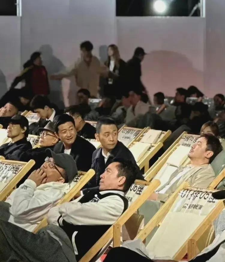 吴京：这哥们睡着了！
张译：是啊，真香！
吴京：你太累了，也该歇歇了！
张译：不