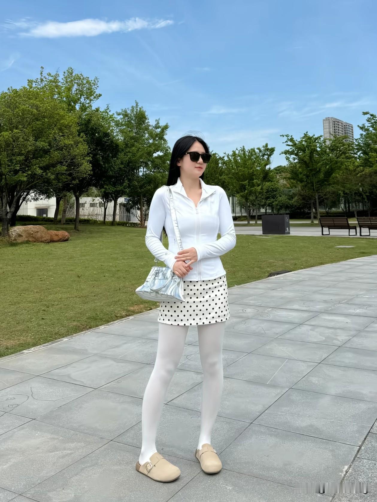  白波点与晴天，是初夏的温柔信号✨
防晒衣+波点裙的清爽组合，和阳光撞个满怀，走