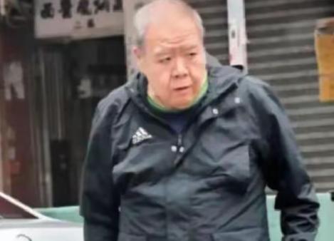郑则仕经营公司破产，背负 1700 万港元外债。走投无路时，他致电老友周润发求助
