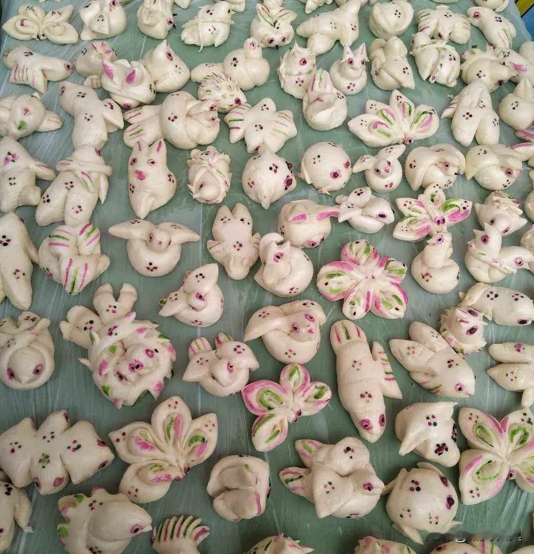 清明节蒸燕燕，我们老家有这个风俗习惯，过清明节的时候，各家大人们用白面捏成各种小