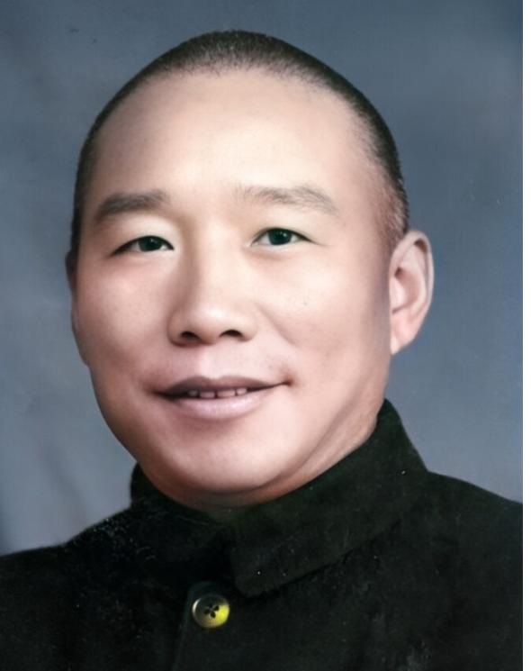 1948年，国军的一名伙夫和大部队走散了，被解放军拦下。解放军看他年纪大，便发了