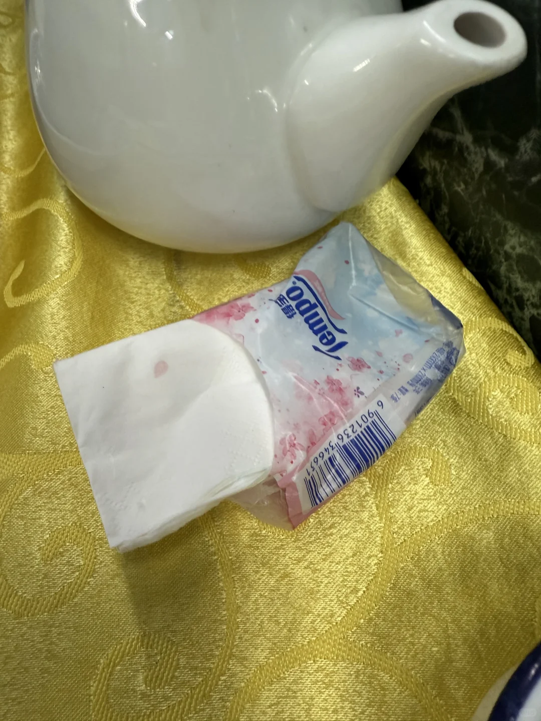 各位亲戚！能不能别再饭桌上派纸巾！！非常反感！并不觉得你很会做人！