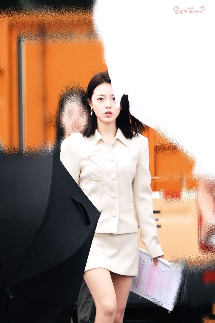 赵今麦无可替代纯白look8月12日，网友分享无可替代路透，一身纯白look。网