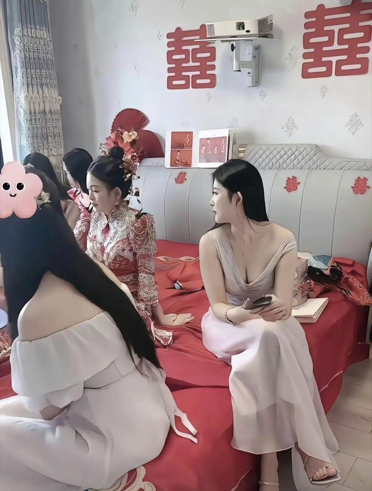 婚房红喜字贴满墙面，新娘身着精致中式秀禾端坐床边，本来是坐等迎亲的温馨时刻，结果