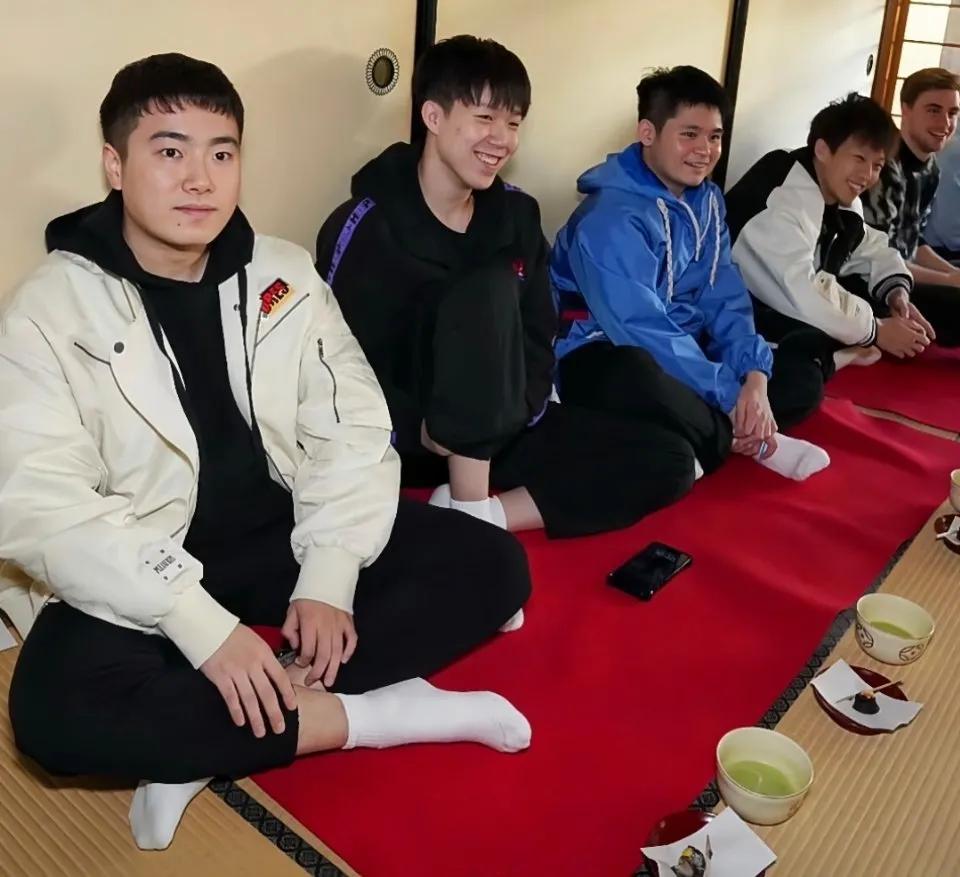 这四个人往那盘腿一坐，妥妥的东北人坐在炕头唠嗑的场景[捂脸]
论盘腿的标准姿势，