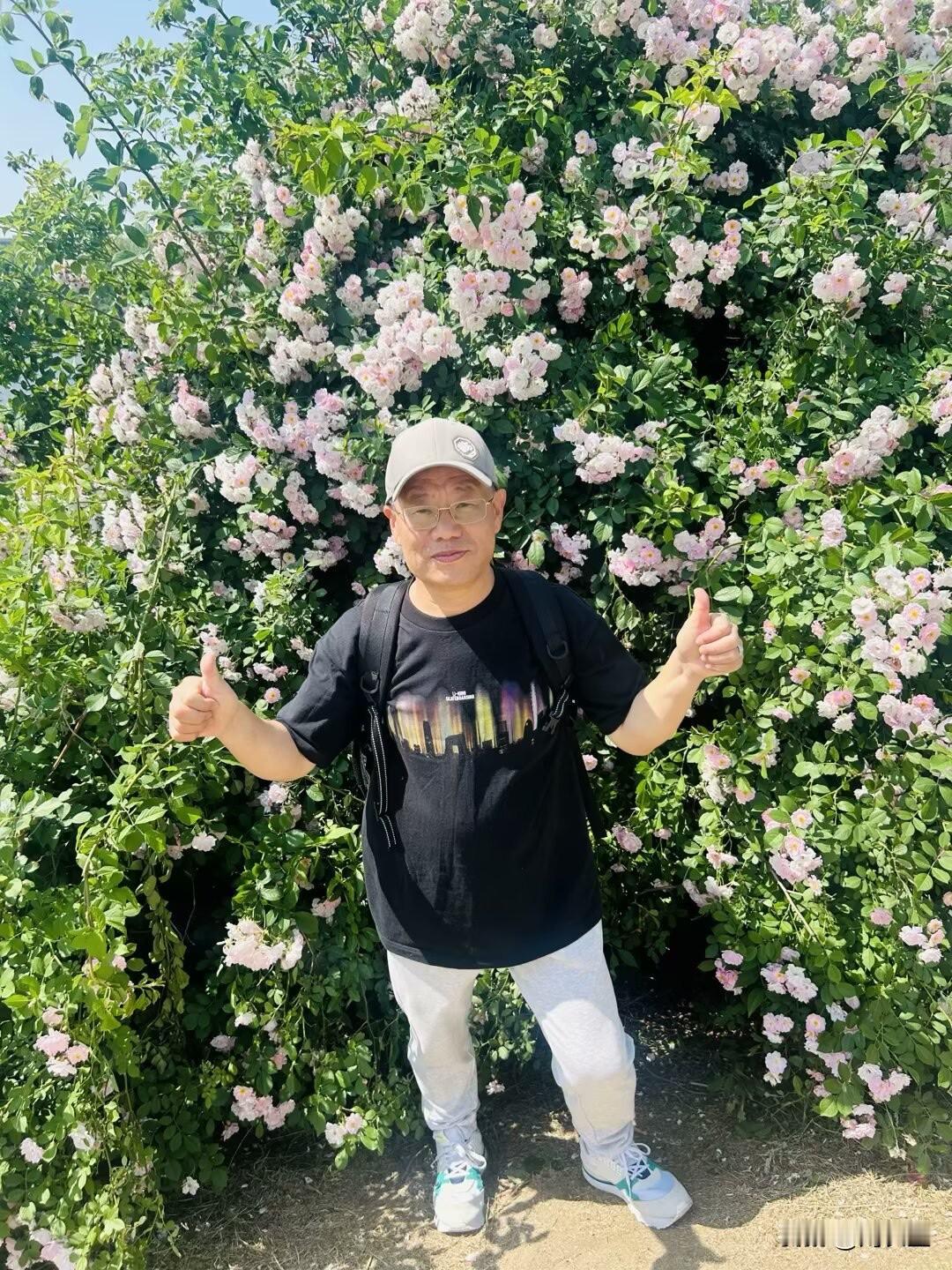 我所追寻的诗意：以通感为眸，向光而行
常有人问我，在诗歌这条幽径上，我究竟在追寻