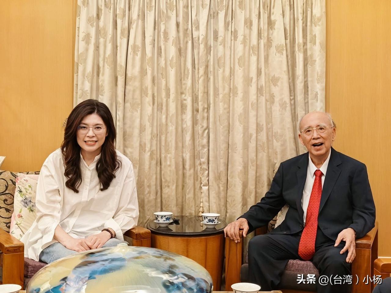 郑丽文访问大陆前特别拜访“吴伯雄”
今天下午，郑丽文专程拜访前中国国民党主席吴伯