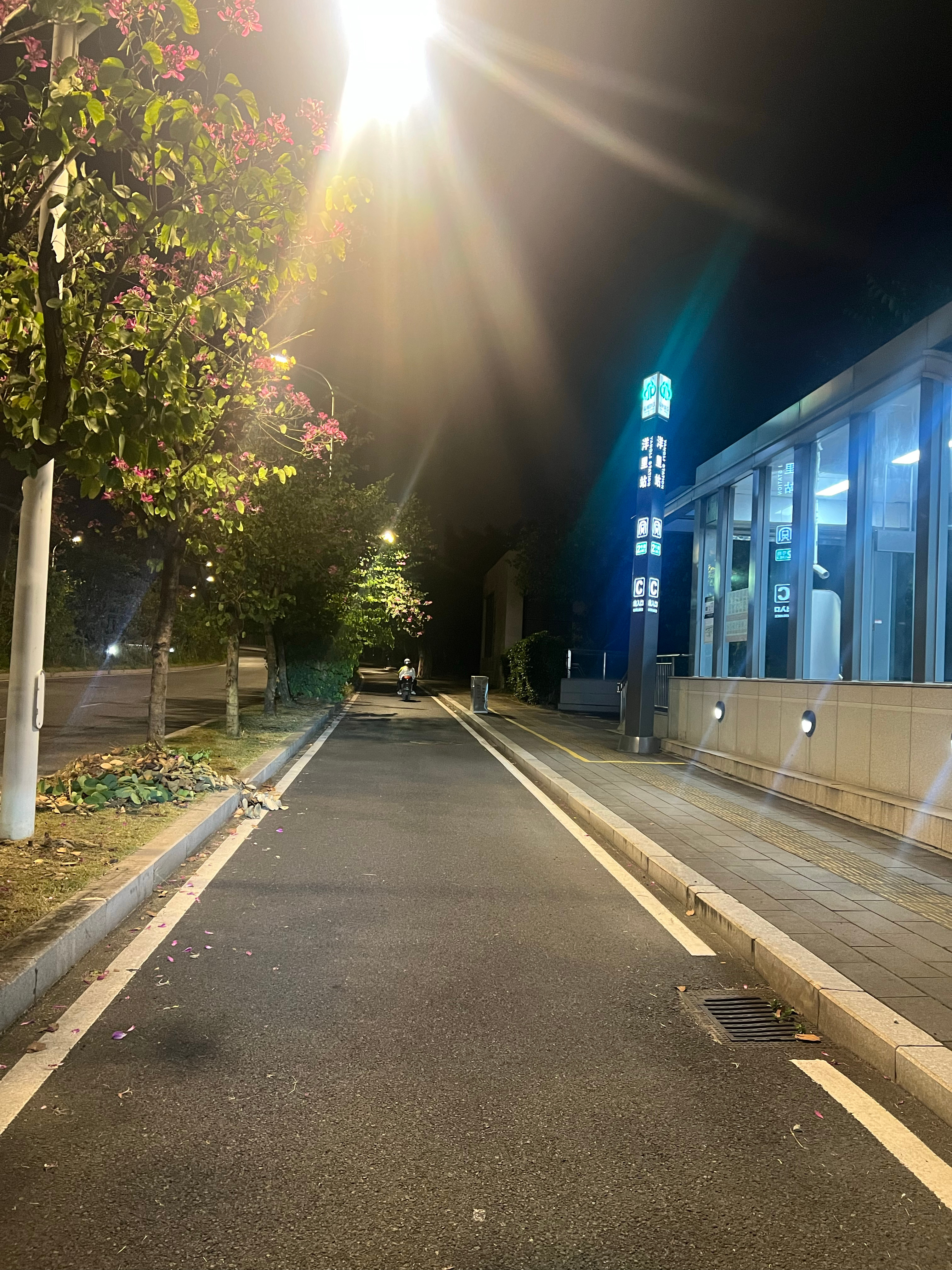 加班到现在坐地铁回家，路面静悄悄的，夜色温柔，卸下一日疲惫。记录生活 ​​​