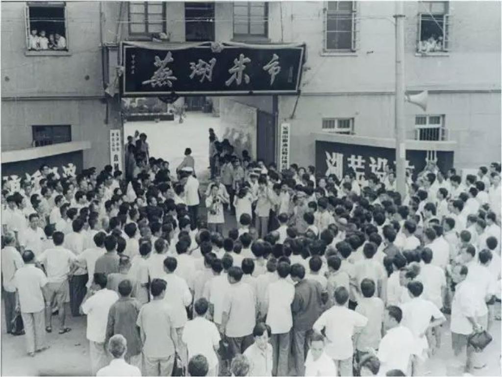 新四军7师创建皖江根据地后，发现上海的粮食价格是根据地的3—4倍，根据地工业品的