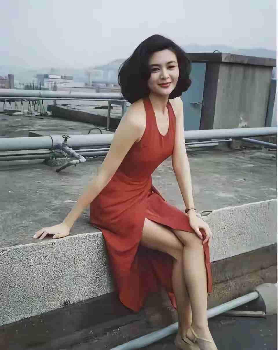 年轻时的关之琳着实美艳动人，那令人惊艳的美貌，让人目光难以移开。她肌肤胜雪，尽显
