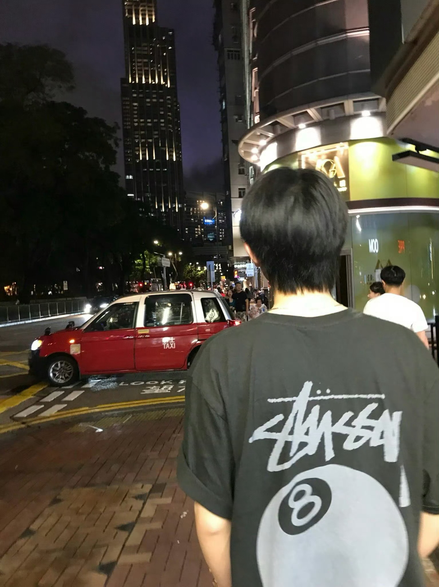 陪男朋友陈添祥香港一日游🇭🇰感觉他好像不是很喜欢我一整天走下来，我全程只能看