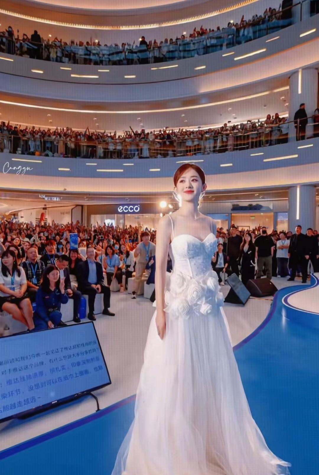 其实我女不管怎么打扮都超美，犹记得这场当时也沒觉多惊艳，可是事后也是神图倍出，尤