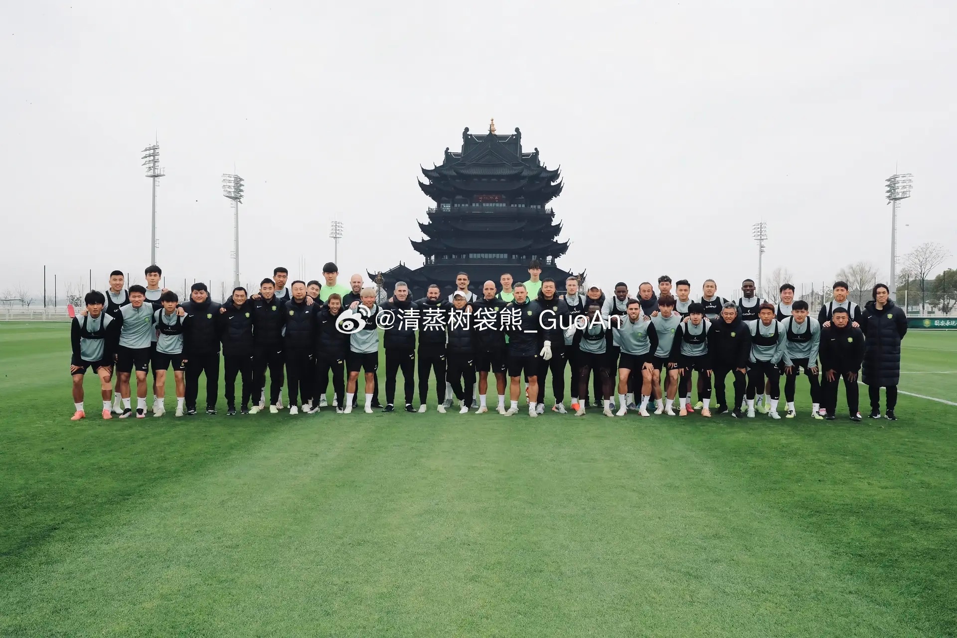 一天的特种兵式看球终于结束了，平安抵京，高铁上看到了很多当天赶回来的国安球迷，大