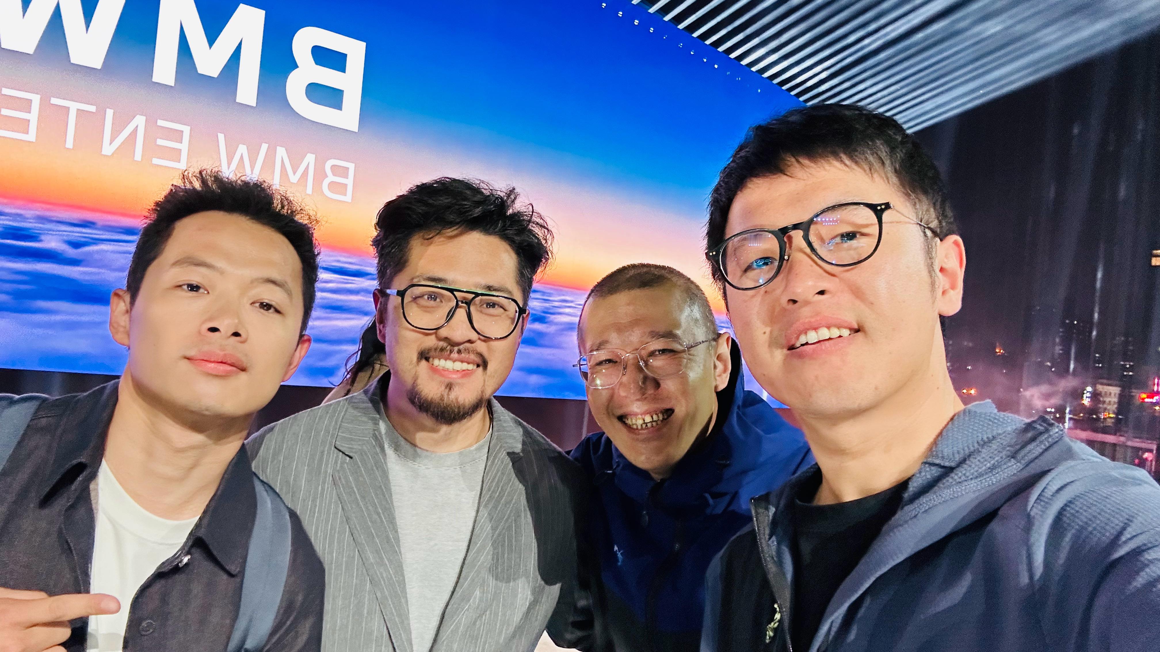 以后自拍，就得让 这些高个子的举手机，这样显得我们脸小，对吧  。哈哈哈哈哈哈哈