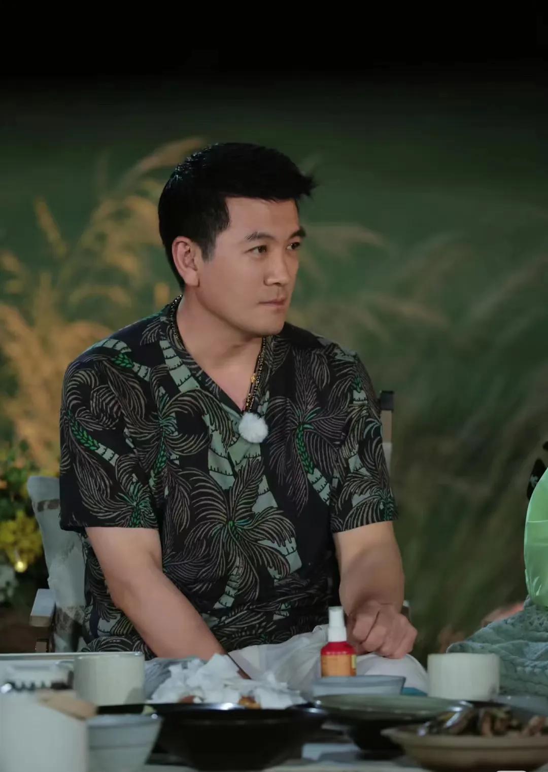 终于知道为啥杨子总是认为黄圣依创业不好
因为他在商圈就是一个小弟的角色
只有在黄
