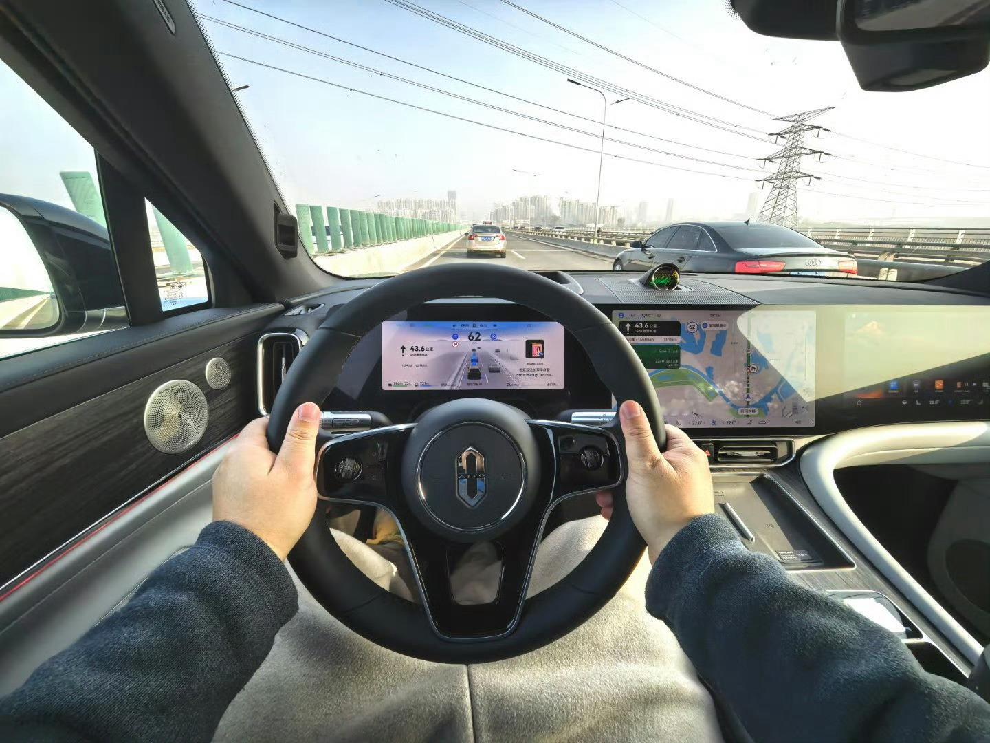 高速全面免费还有多远海南省高速免费，高速费直接揉到了油价里。西方发达国家大部分高