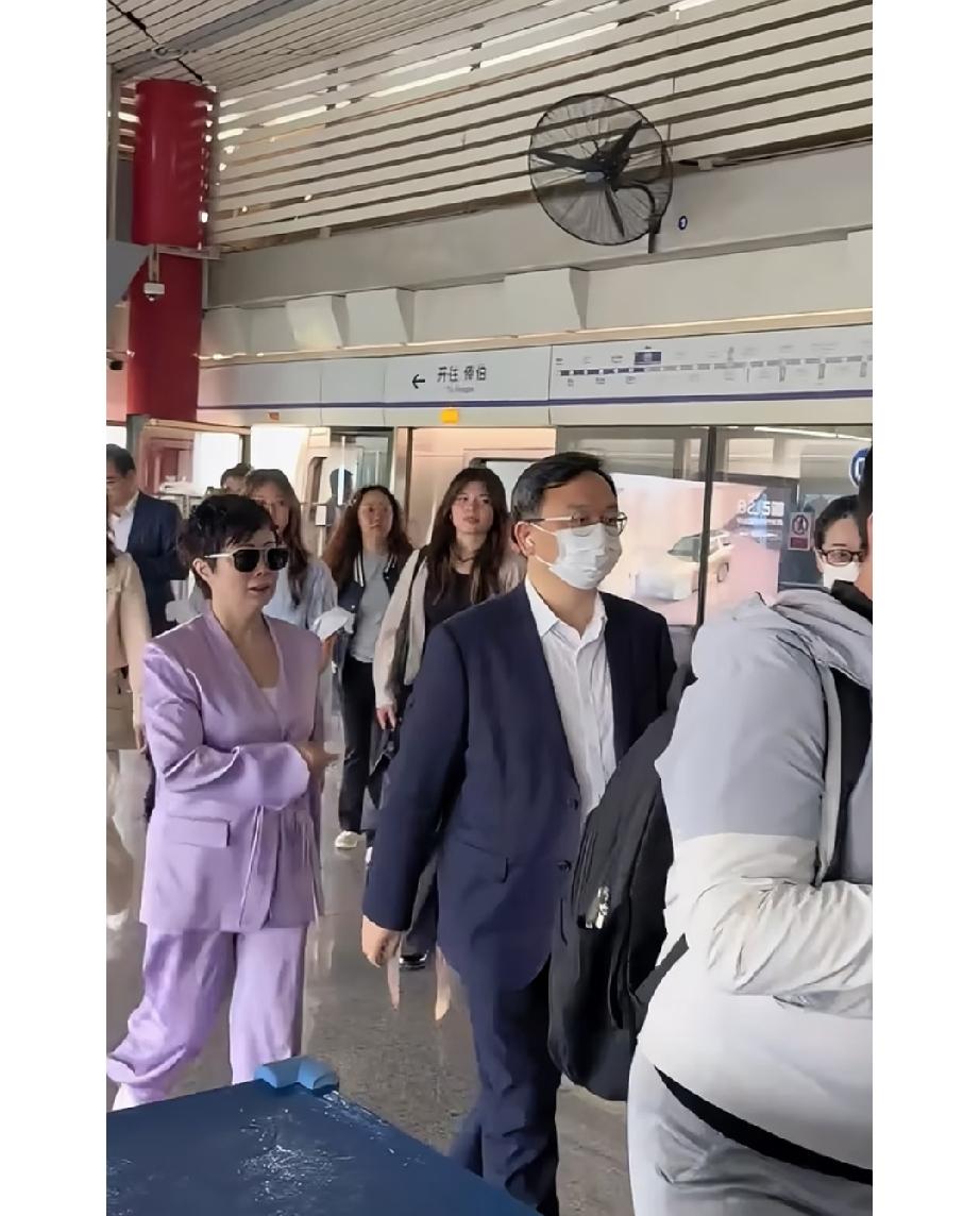 地铁站见过最霸气的男人。