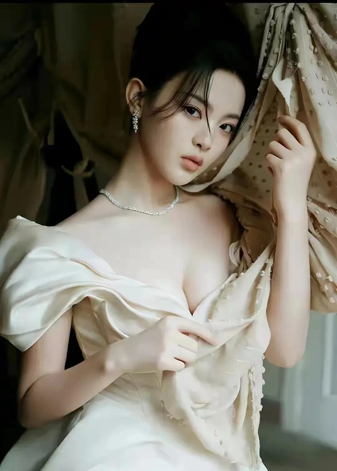 杨超越
黑白礼服的反差光影！
杨超越，
这小妮子真是个宝藏女孩。
以前，
看她穿