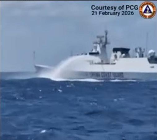 开炮真管用！中国海警船果断开水炮，菲律宾50多艘舰船立即鸟兽散，夺命而逃！新华社