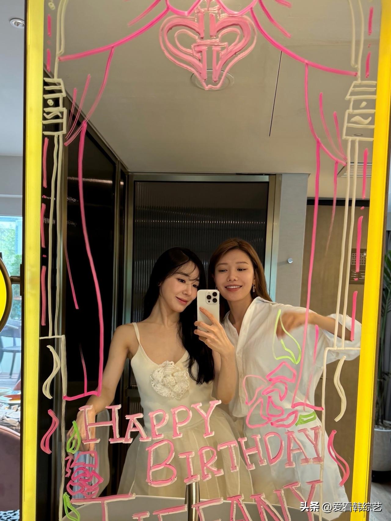 1日，Tiffany在自己的Instagram上上传了多张照片。公开的照片中，T
