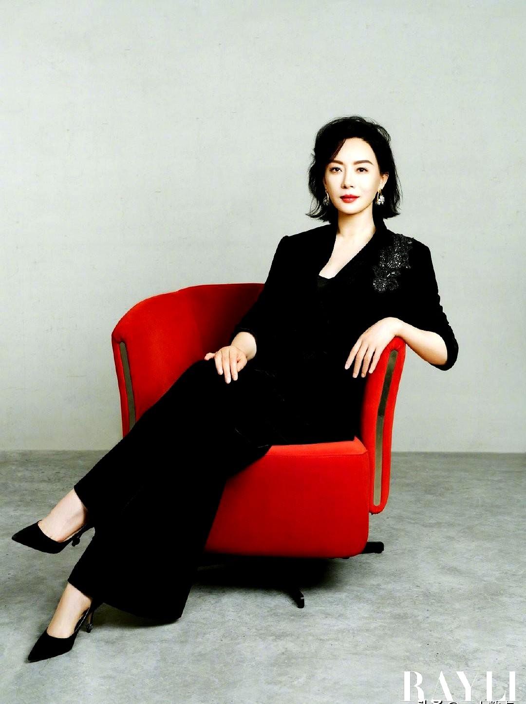 陈数这状态，说她48岁谁信啊？

那套刷屏的黑金西装大片，直接冲上热搜，话题阅读