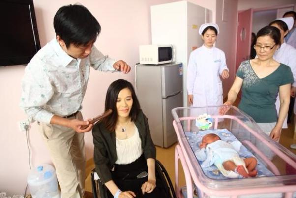 高位截瘫，胸部以下全没知觉。一个连大小便都无法自理的女人，不仅嫁了千万富豪，生了