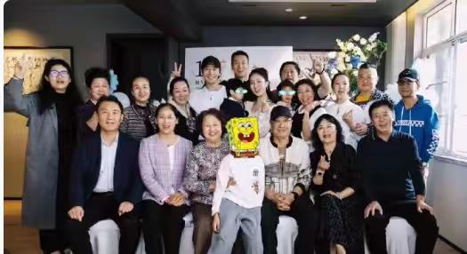 小海绵在黄晓明家的地位真是太高了！
黄晓明带儿子小海绵参加舅舅孙子的一周岁生日宴