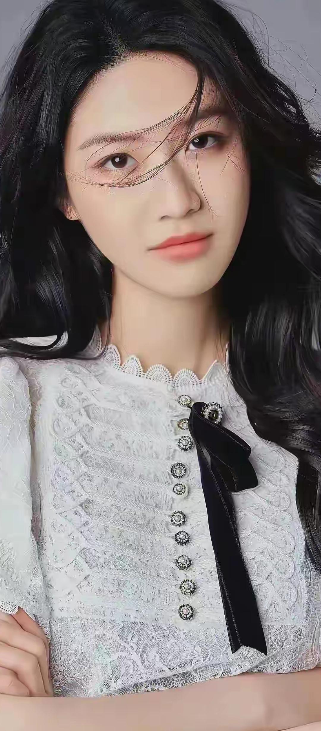 黑发如云，白衣似雪。