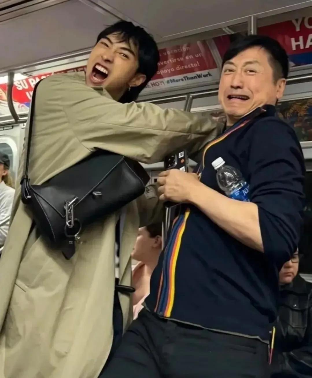 庾澄庆被儿子给“打”了，可他笑得却很开心，父子俩处成了好哥们儿。看得出来，庾澄庆