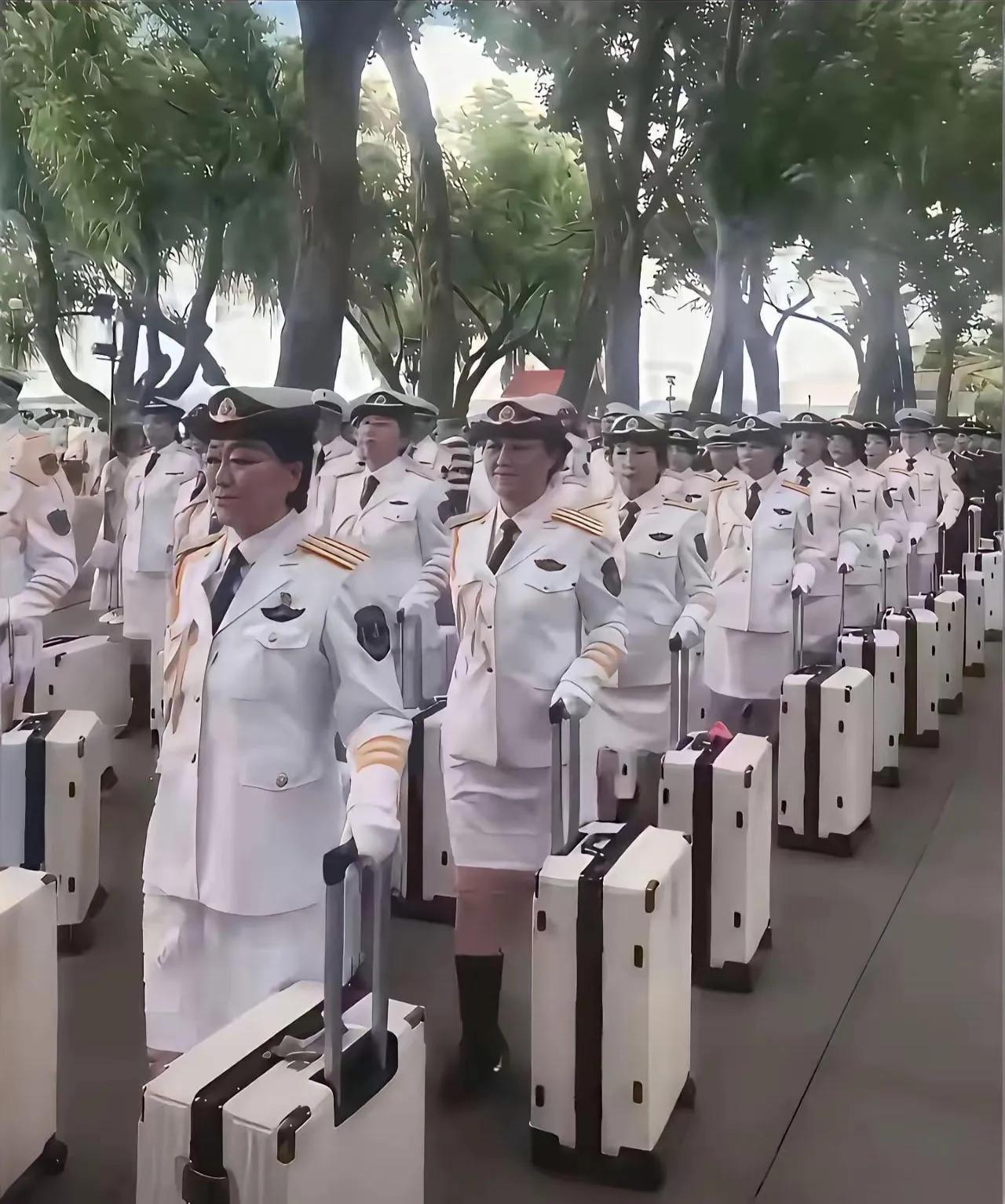 退休大妈们不再满足于公园里跳跳广场舞了，她们玩出了新意，穿着笔挺的制服，在街头摆