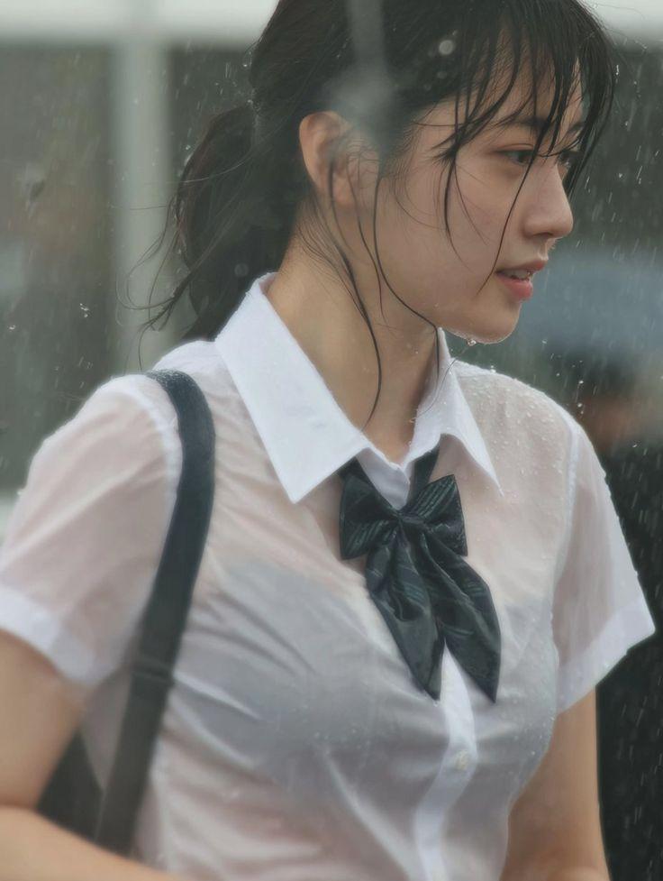 下雨天，穿着校服匆匆走过