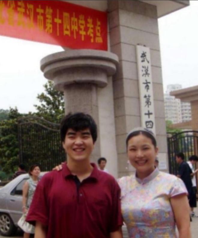 1988 年，武汉女教师在医院生下一个小男孩。谁知，丈夫突然在她耳边说：“老婆，