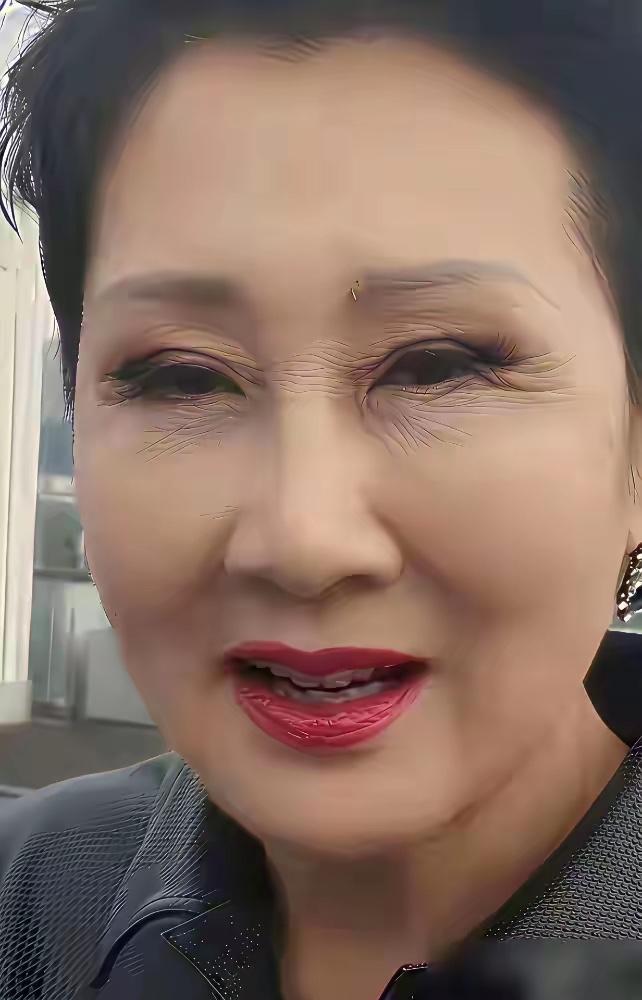 63岁张凯丽太真实了！脸像40+，眼周却暴露年龄，这反差感太“分裂”了。

单看