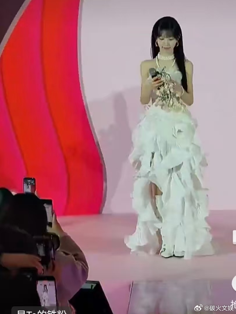 田曦薇黑长直白长裙田曦薇举手抢答田曦薇黑长直白长裙，可以，