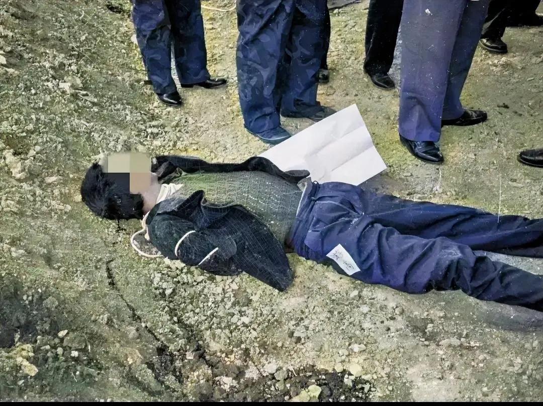 90年代，湖南某地，一名死刑犯被枪决后，留下的一张老照片，镜头中的男子已经伏法了