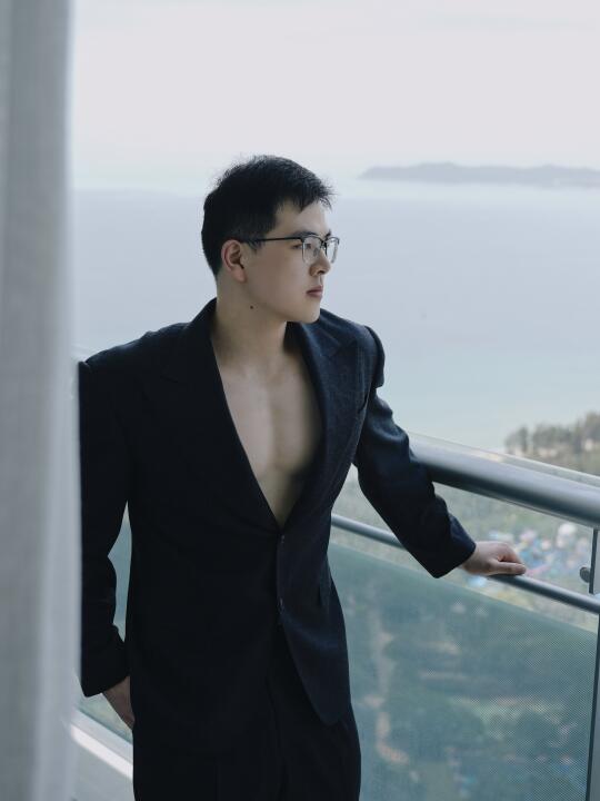 一穿上西装，就立马有人夫感了