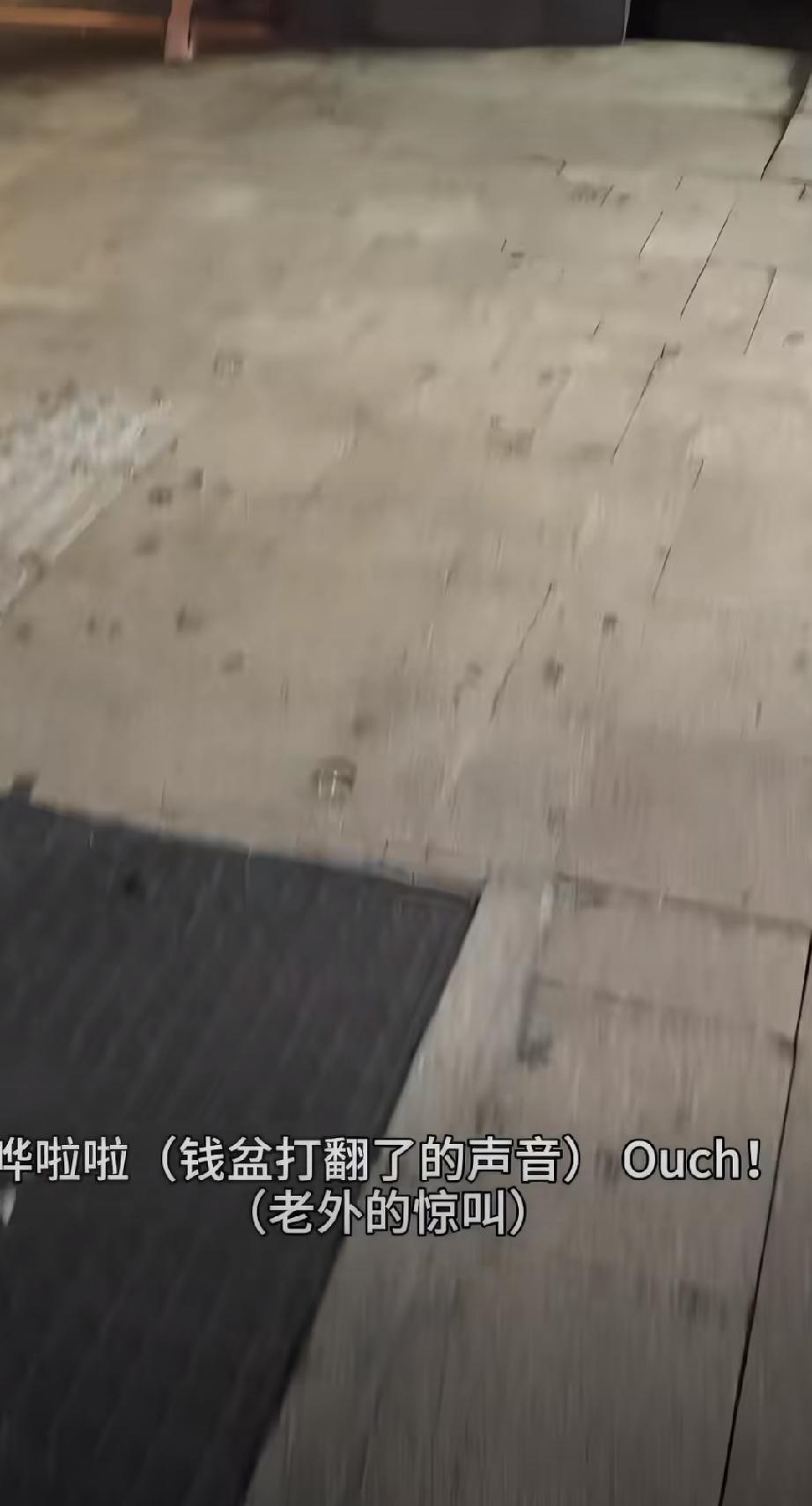 重庆九街，三名外籍男子碰翻了一位街边乞讨者的钱盆，零钱散落一地，他们还不肯弯腰捡