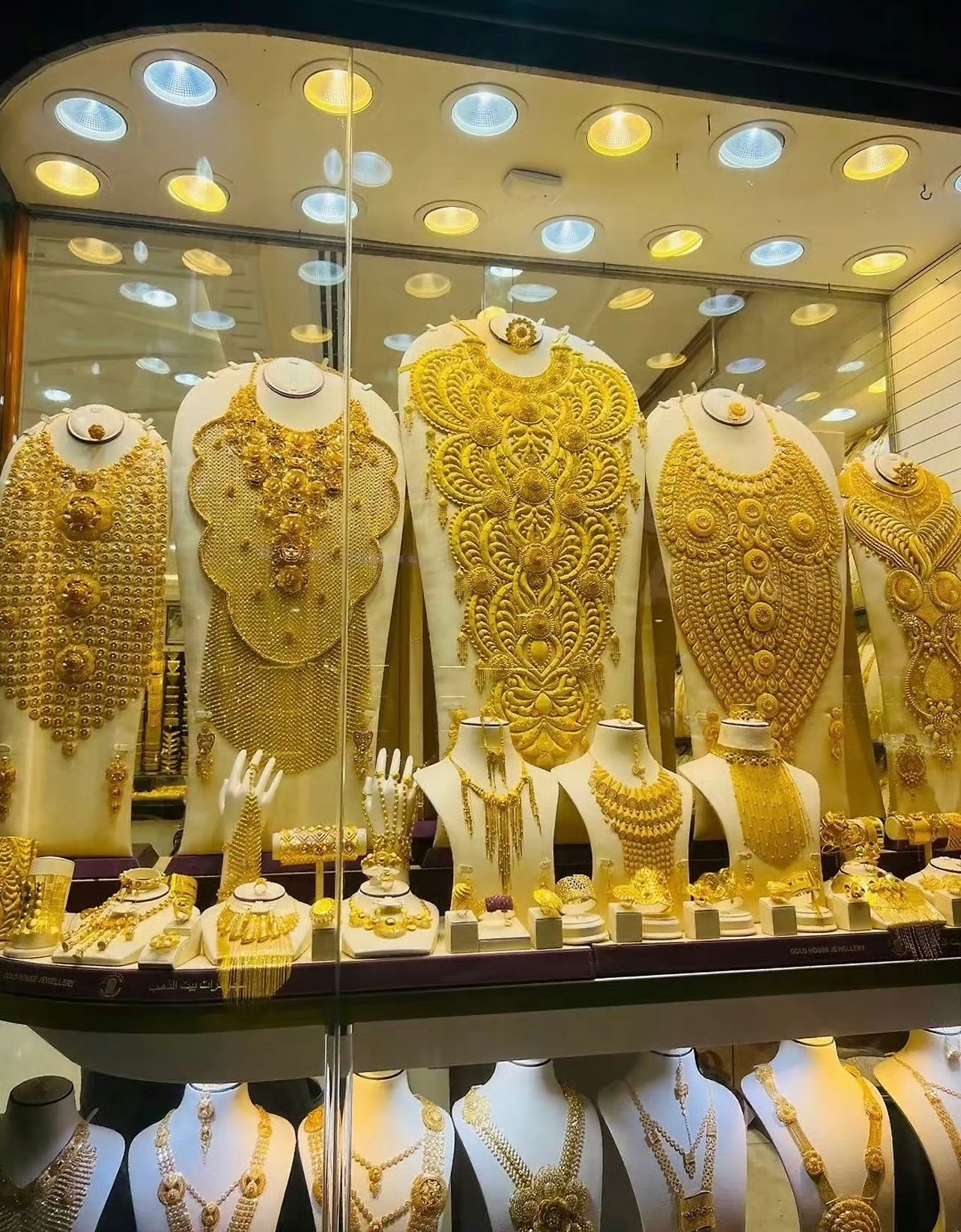 避险黄金近期高位震荡，冲高后开始回落，就算现在便宜，也没法过去买。迪拜黄金打折售