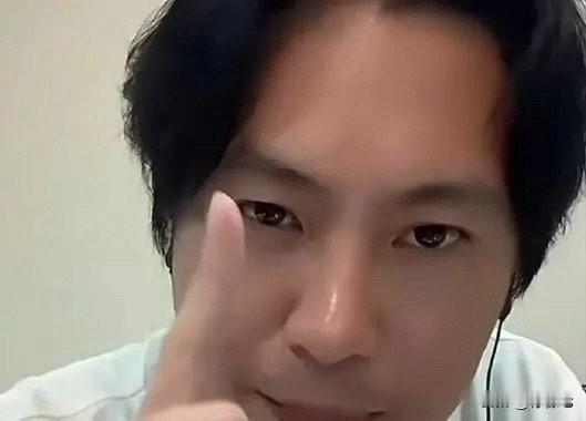 11元打赏惹争议‼️墓地直播引骂战！S家双标遭扒。
近日宝岛网红刘建国近日因直播