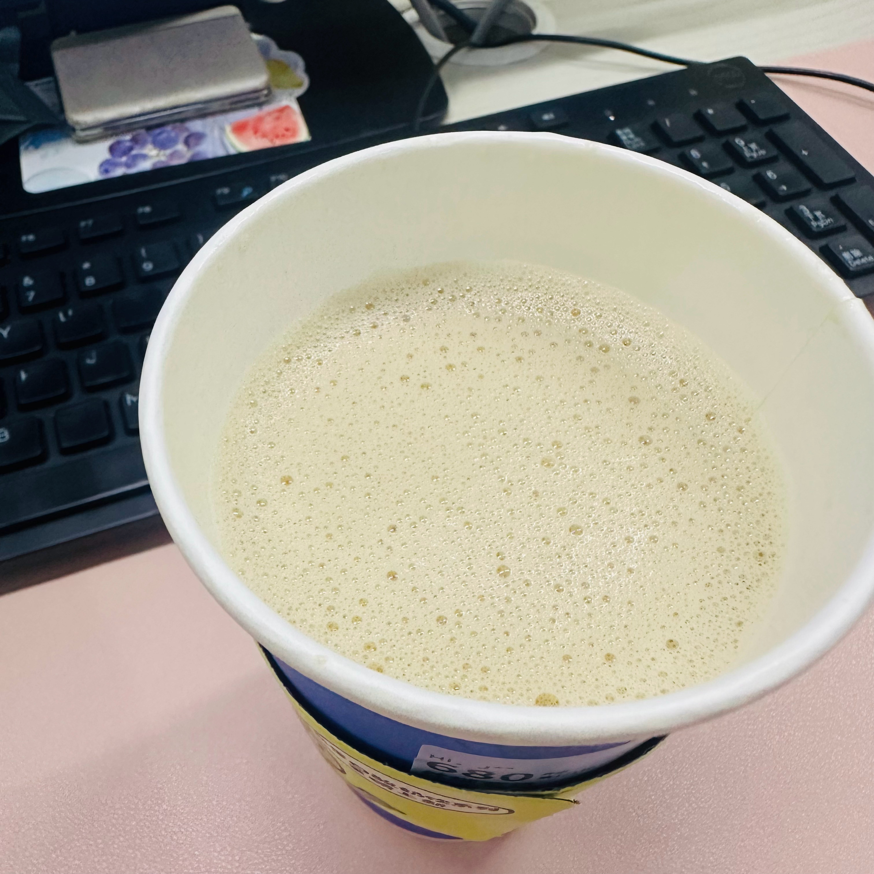 第一次打开盖子，瑞幸咖啡的热饮居然差这么一大截满杯？？这对吗？？ ​​​
