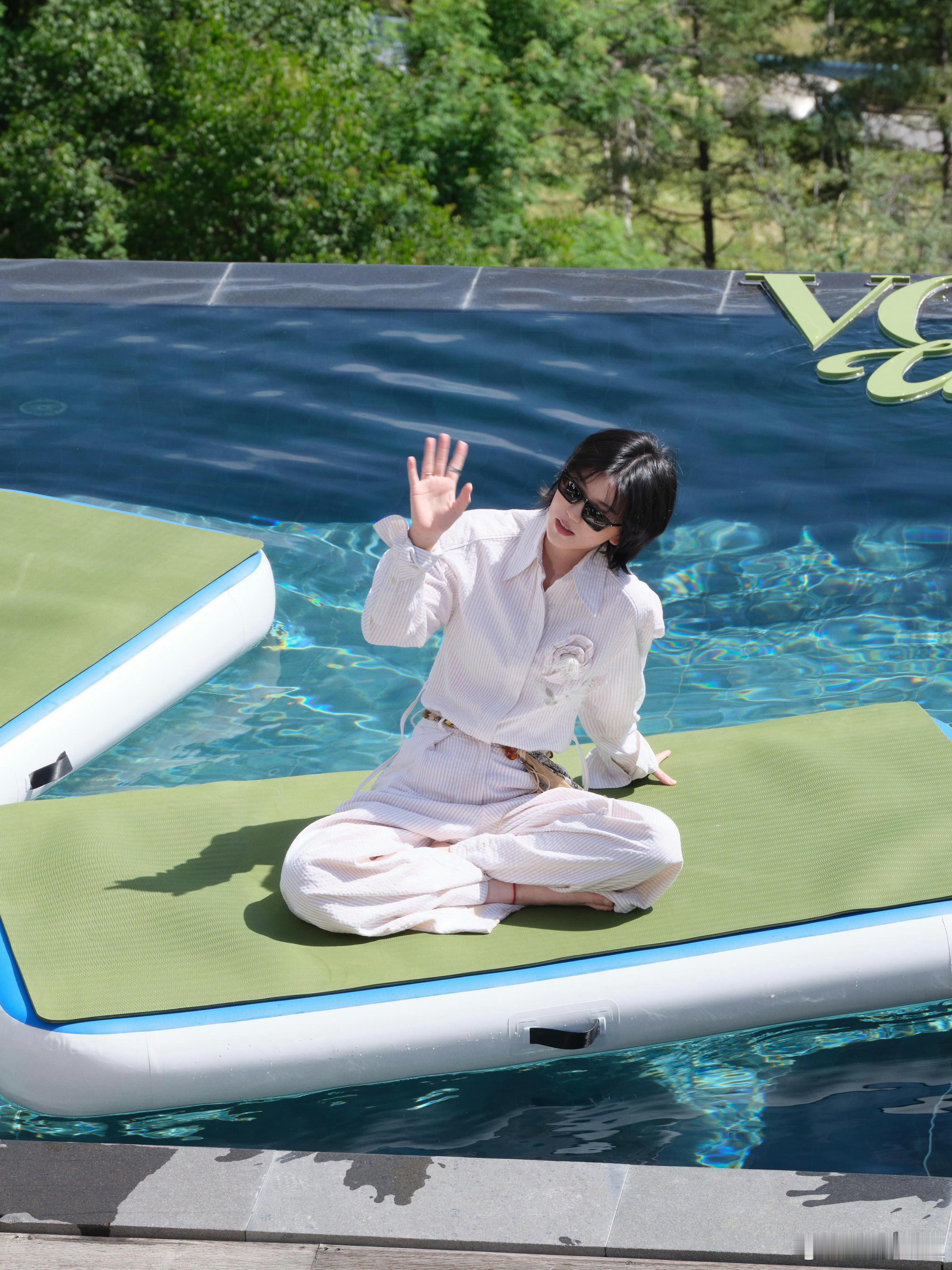 陆柯燃瑜伽vogue山谷假日