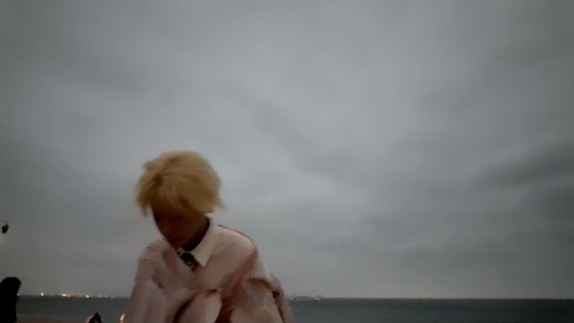 生周DVD里，小杰在海边拍完照之后有一个stf跟他聊天，说这么好的日子要奖励一下