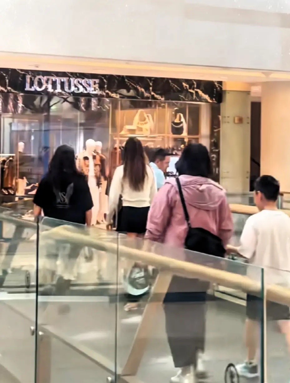 有网友在北京偶遇谷爱凌和她妈妈，母女俩在逛街当中！小时候，谷爱凌几乎每年暑假，都