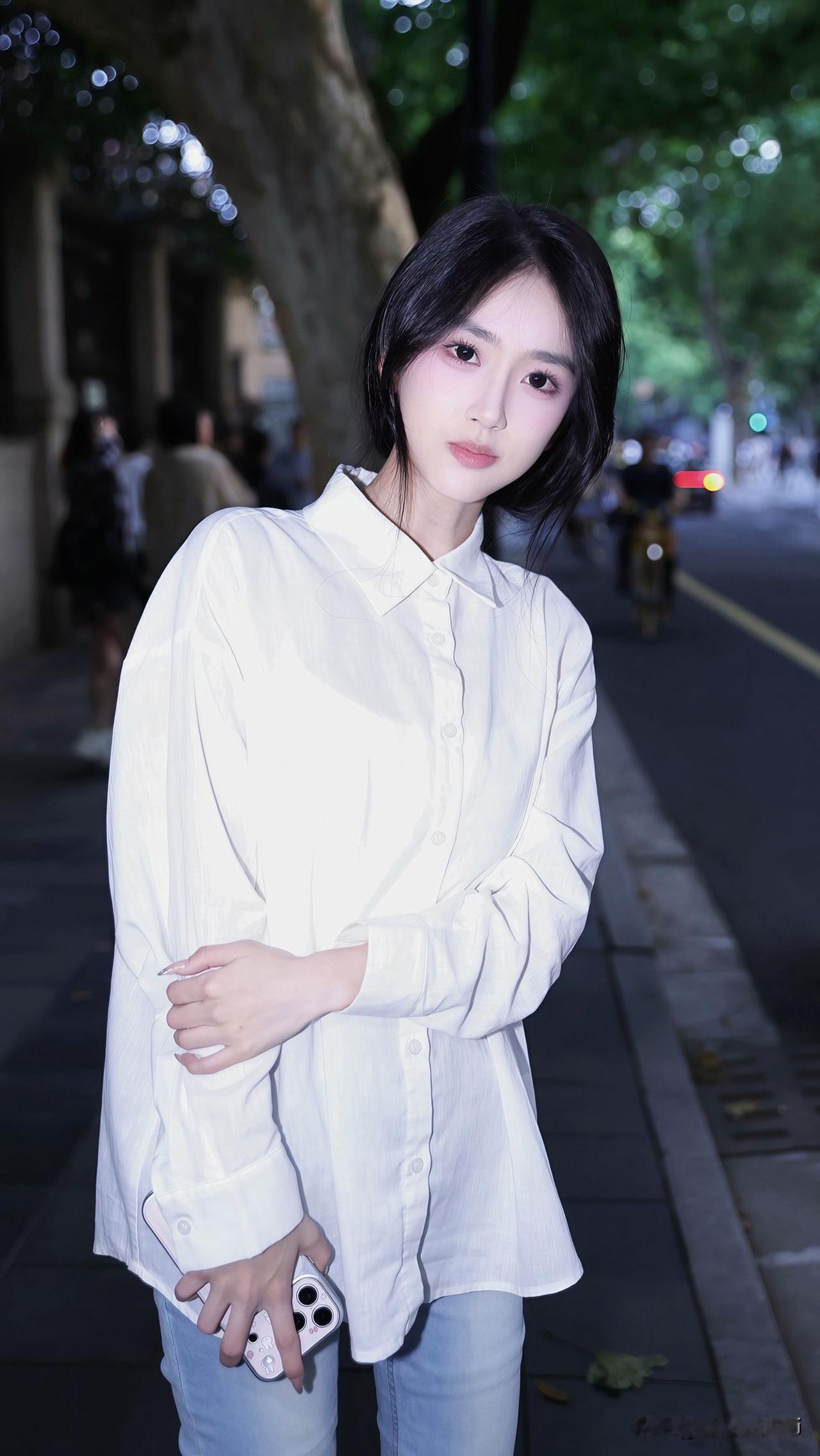 白衬衫+浅蓝牛仔裤，干净清爽的路人感穿搭简约衬衫配裤子