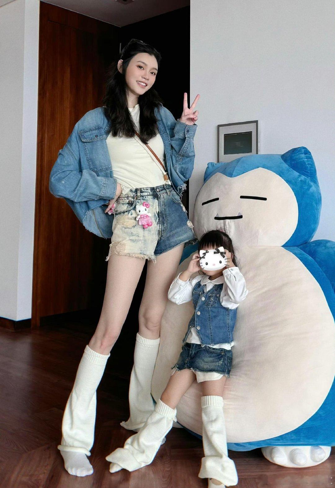 #奚梦瑶女儿腿长##奚梦瑶3岁女儿腿长# 奚梦瑶晒母女日常，穿亲子装出游好有爱，