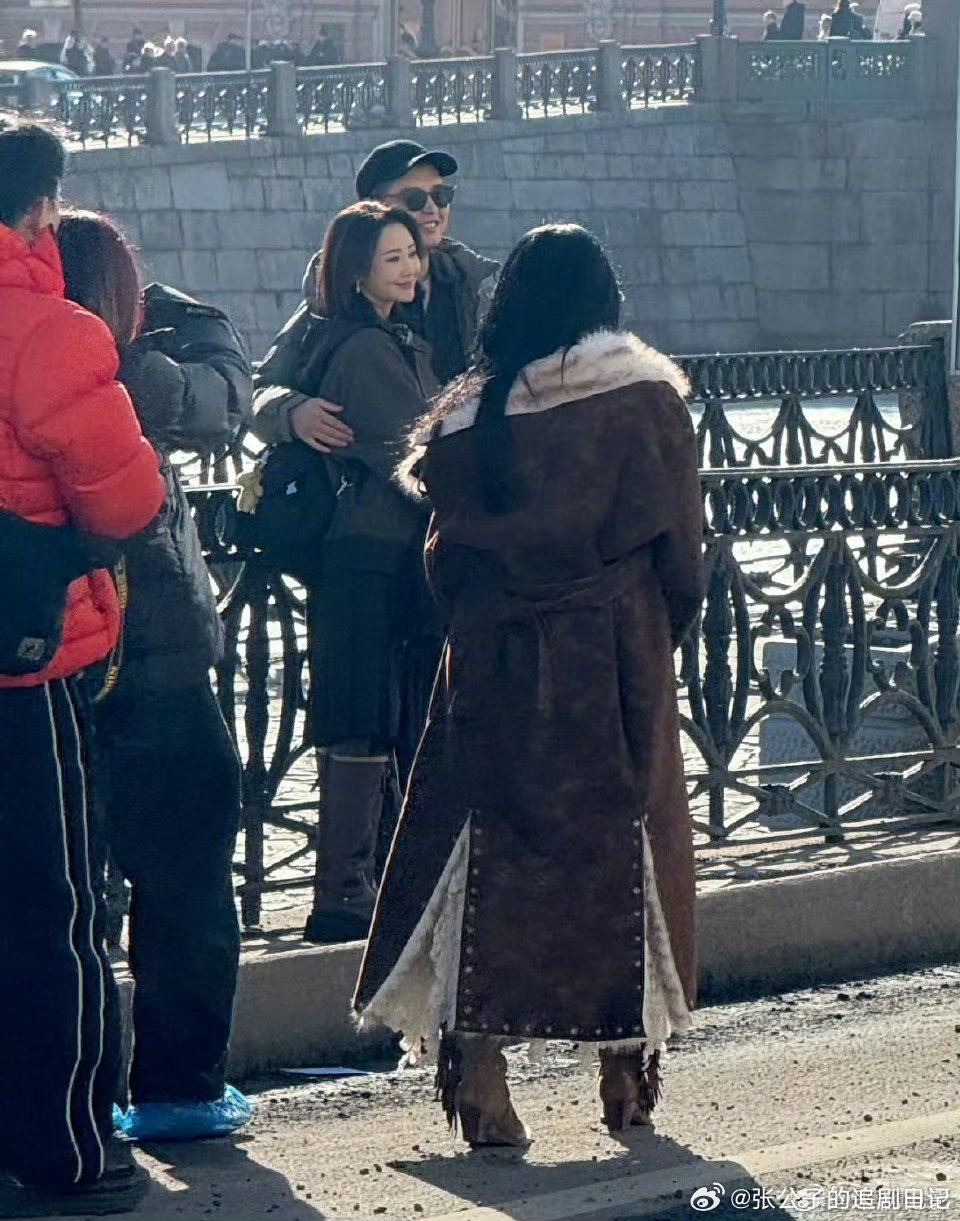 李纯马頔夫妻录制妻子的浪漫旅行新婚夫妇合体录综艺，街头黏在一起超恩爱，走路都形影